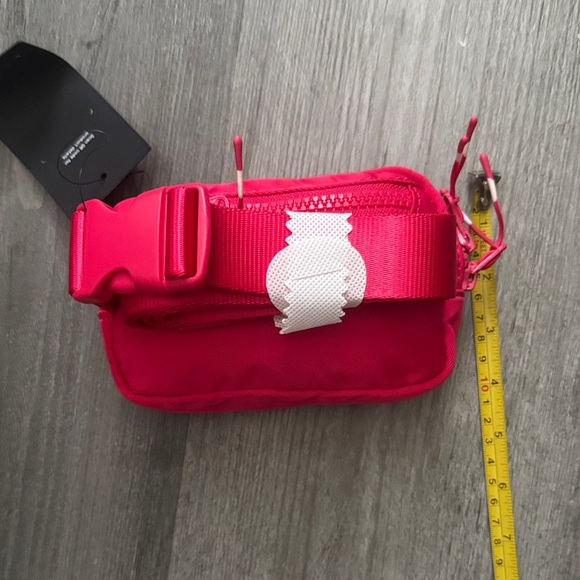 Fabletics Raspberry Fizz MINI Belt Bag BNWT - Picture 6 of 8